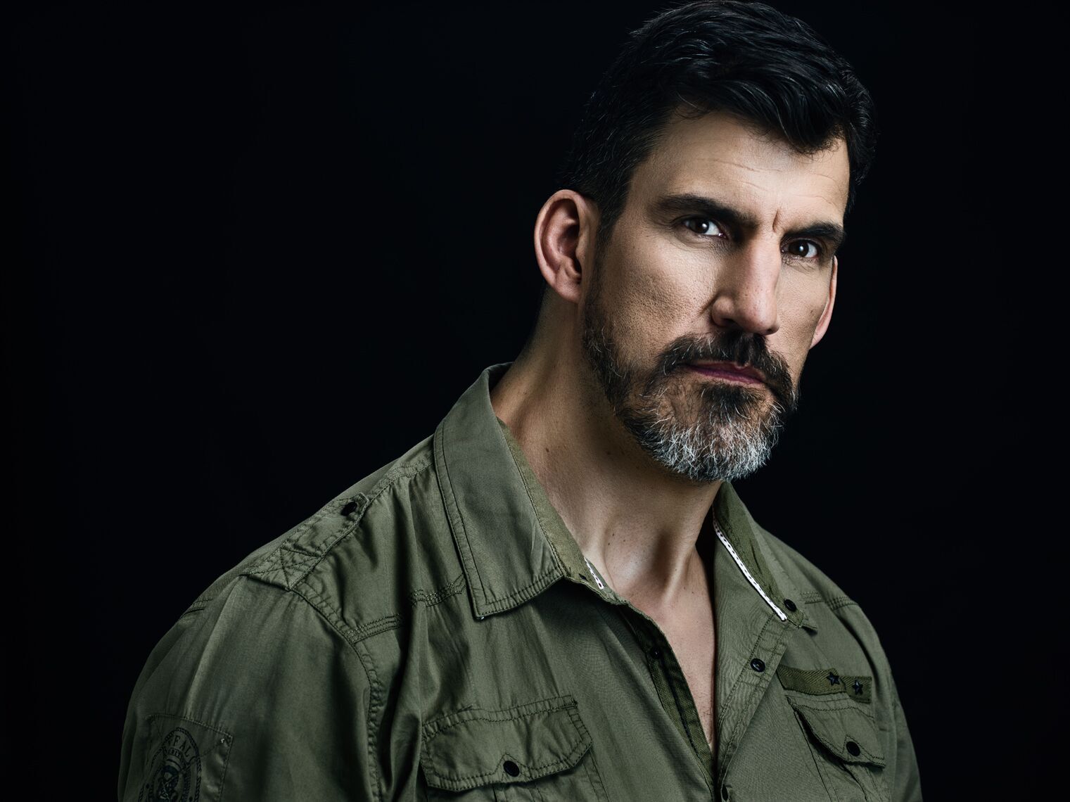 How tall is Robert Maillet?